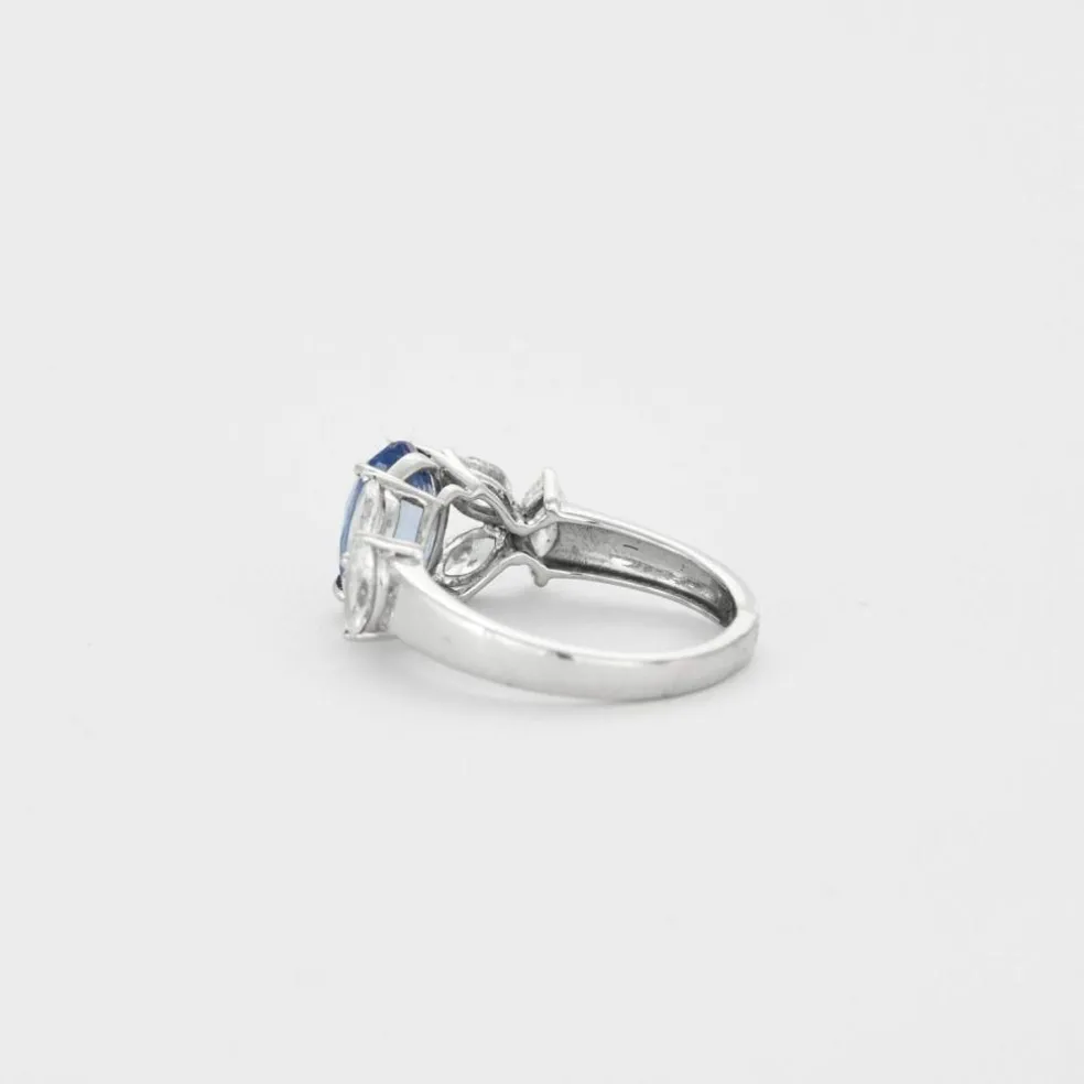 Bague or blanc saphir bleu diamants