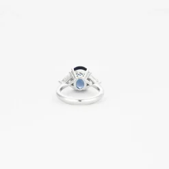 Bague or blanc, saphir bleu de Ceylan et diamants