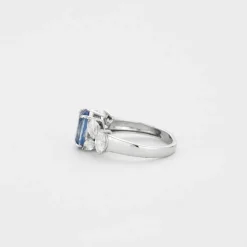 Bague or blanc saphir bleu diamants