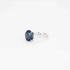 Bague or blanc, saphir bleu de Ceylan et diamants