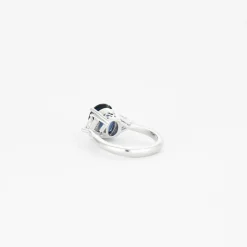 Bague or blanc, saphir bleu de Ceylan et diamants