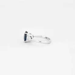 Bague or blanc, saphir bleu de Ceylan et diamants