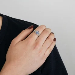 Bague or blanc saphir bleu diamants
