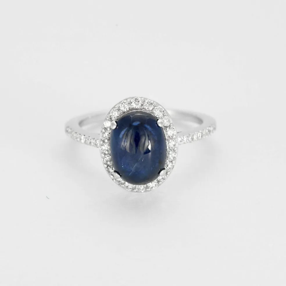 Bague or blanc, saphir cabochon et pavage de diamants