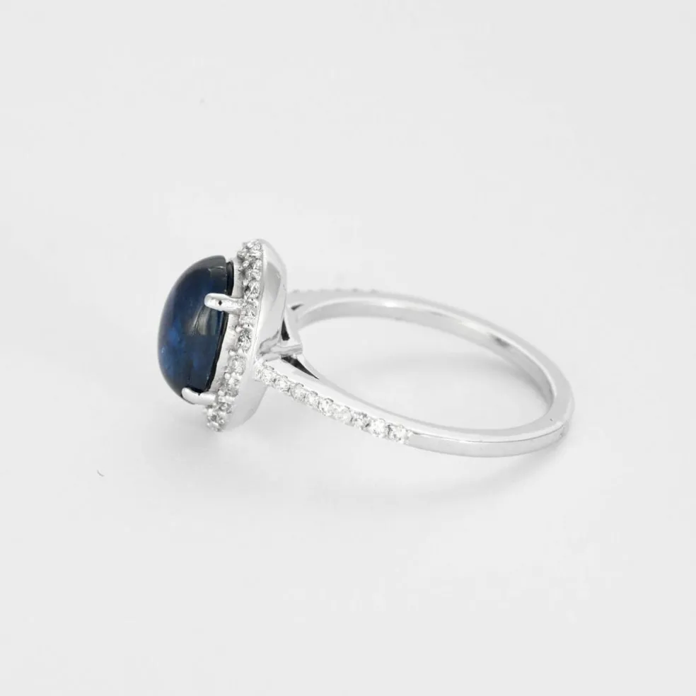 Bague or blanc, saphir cabochon et pavage de diamants