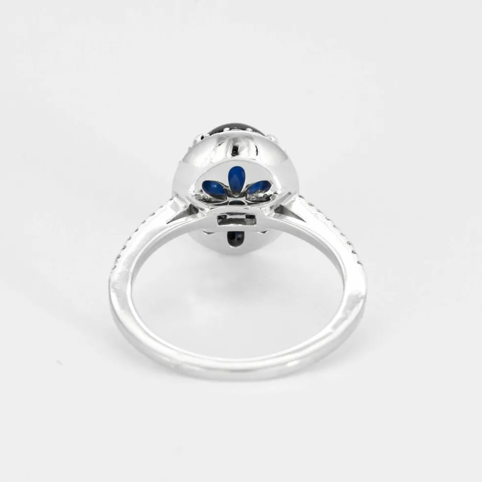 Bague or blanc, saphir cabochon et pavage de diamants
