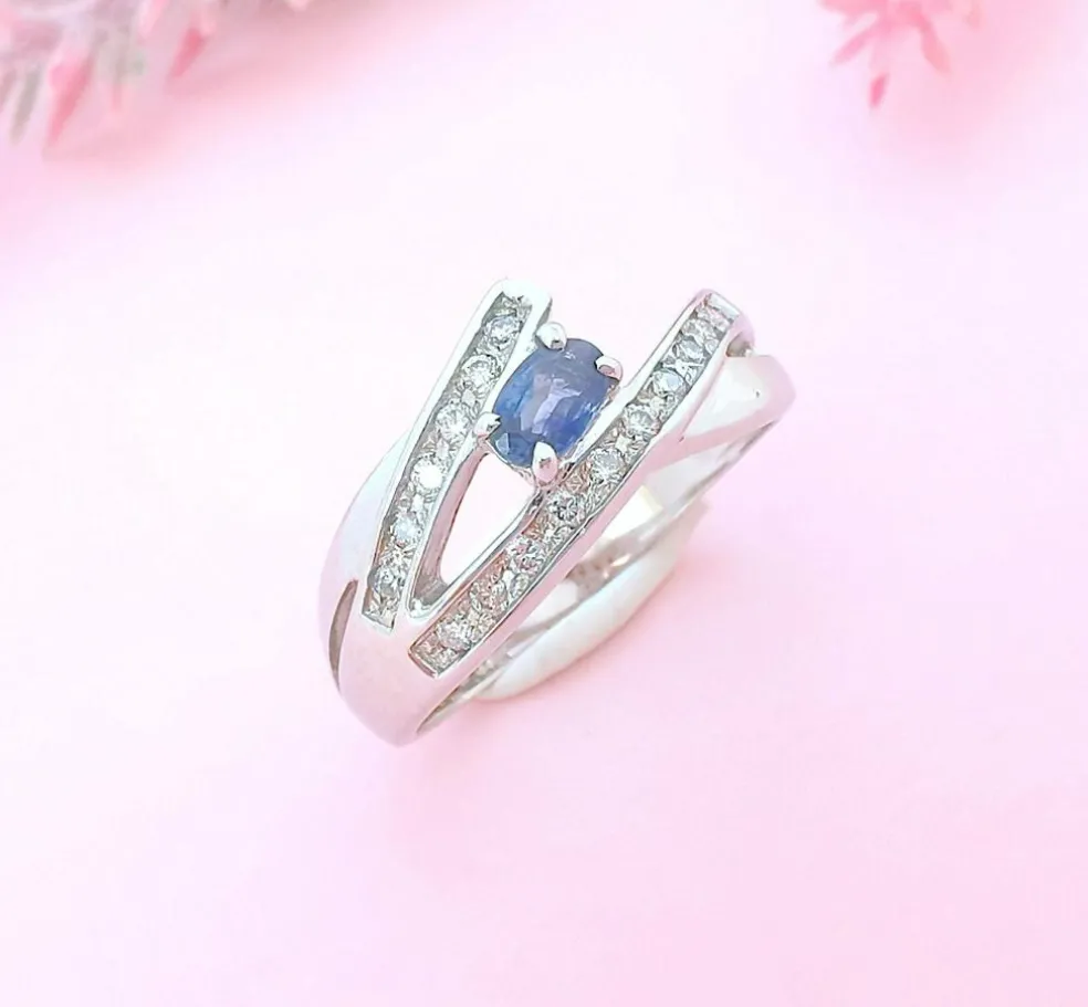 Bague or blanc, saphir, diamants