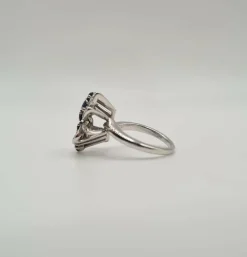 Bague or blanc, saphir, diamants baguettes et diamants ovales