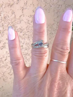 Bague or blanc, saphir, diamants