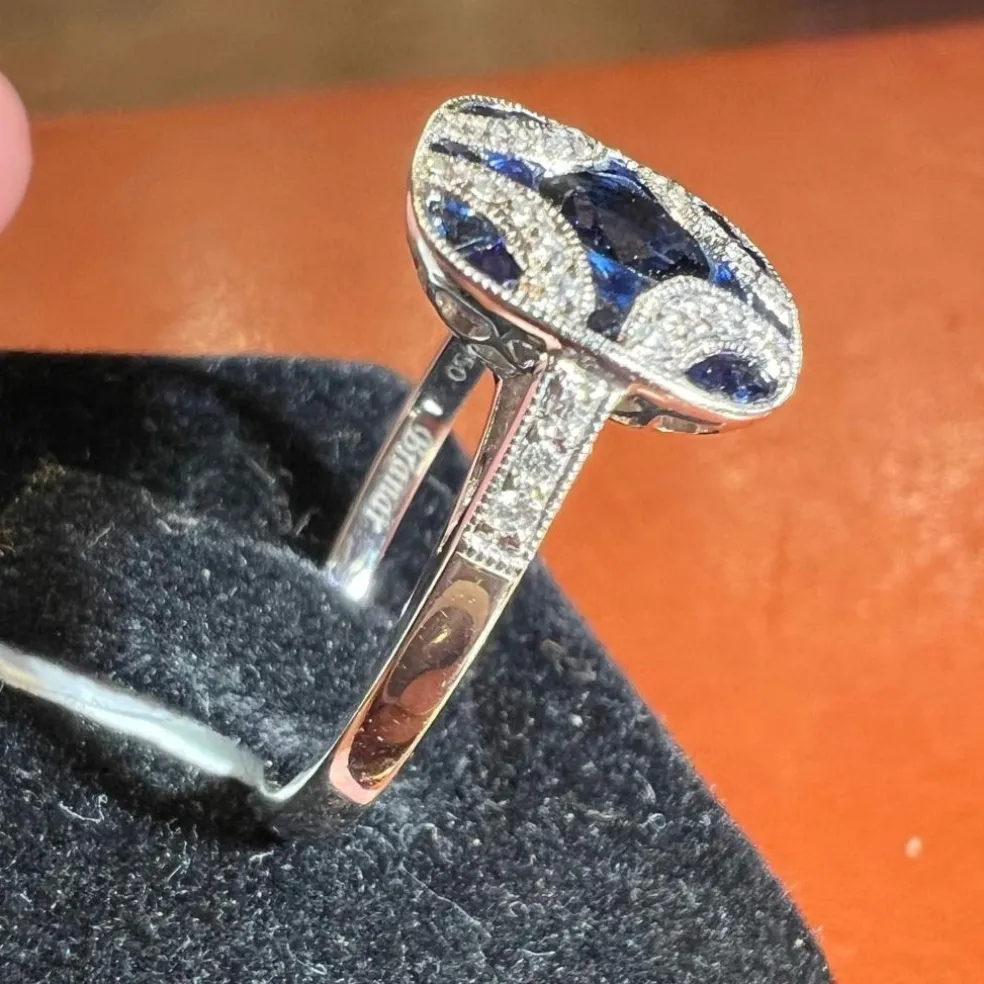 Bague or blanc saphirs diamants