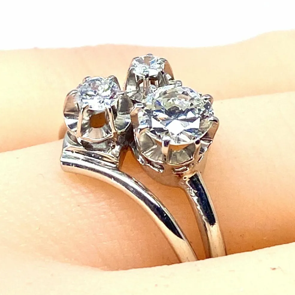 Bague or blanc sertie de 3 diamants