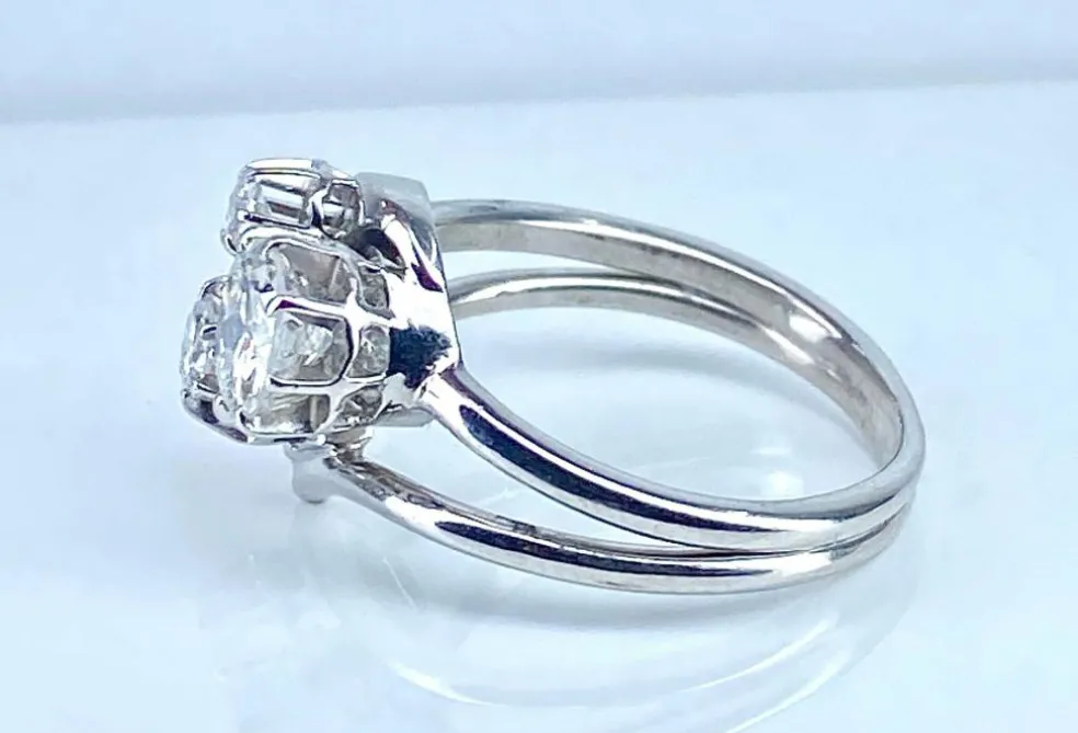 Bague or blanc sertie de 3 diamants