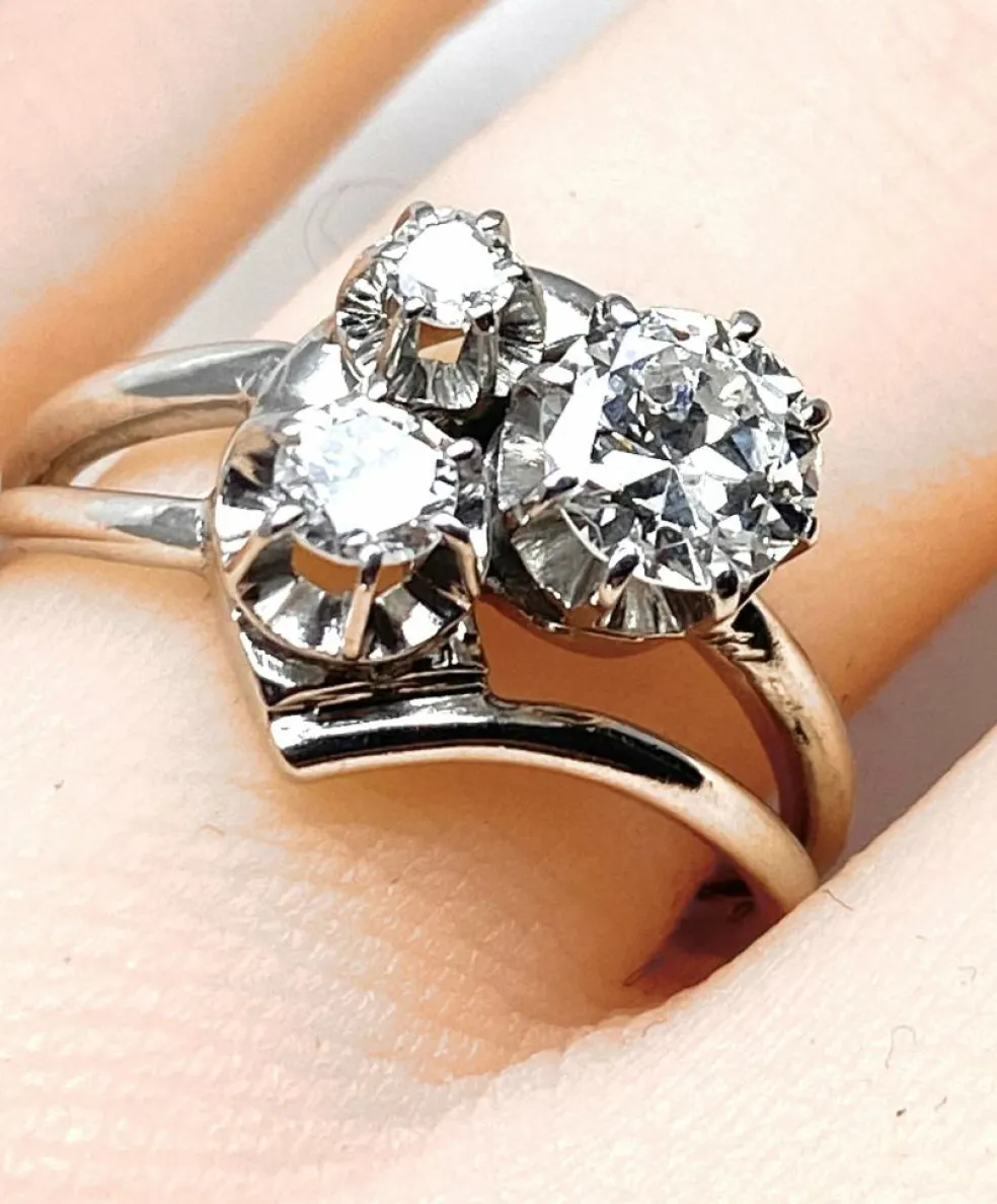 Bague or blanc sertie de 3 diamants