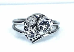 Bague or blanc sertie de 3 diamants