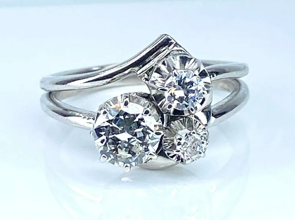 Bague or blanc sertie de 3 diamants