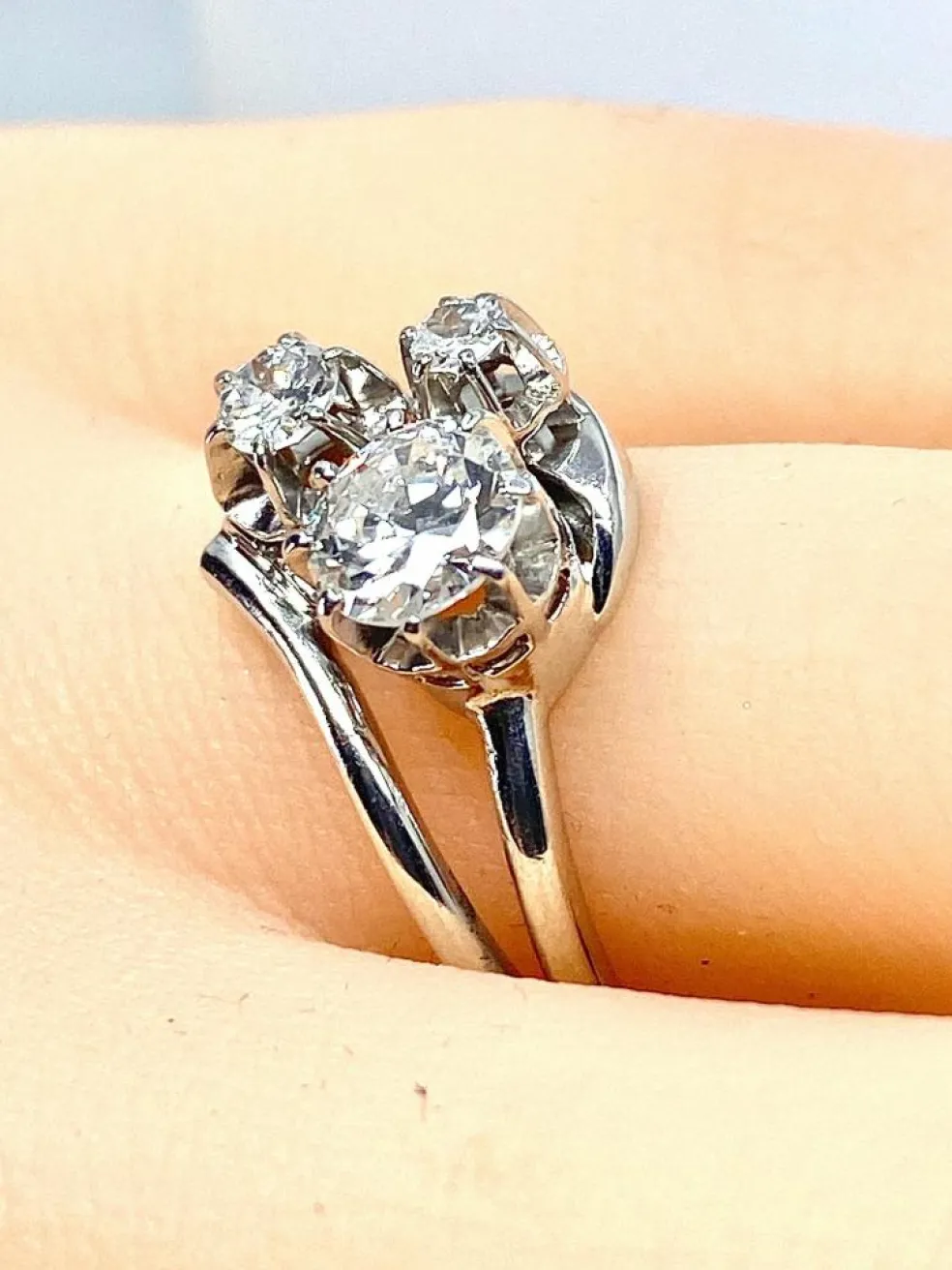 Bague or blanc sertie de 3 diamants