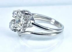 Bague or blanc sertie de 3 diamants