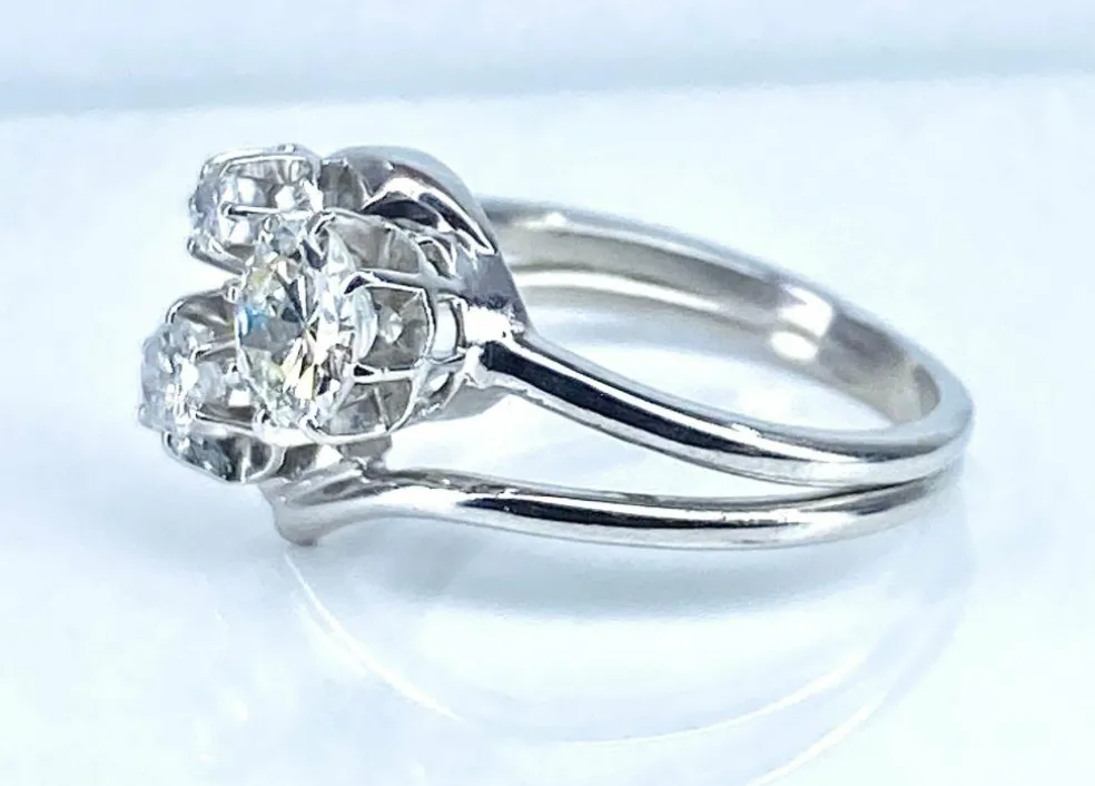 Bague or blanc sertie de 3 diamants