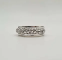 Bague or blanc sertie de diamants