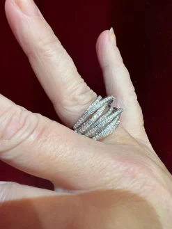 Bague or blanc sertie de diamants en pavage pour 1,73 carats