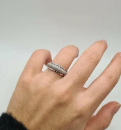 Bague or blanc sertie de diamants