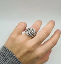 Bague or blanc sertie de diamants anciens