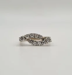 Bague or blanc sertie de diamants naturels