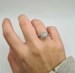 Bague or blanc sertie de diamants baguettes et diamants ronds
