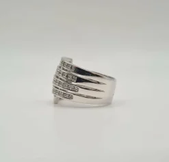 Bague or blanc sertie de diamants anciens