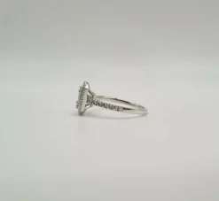 Bague or blanc sertie de diamants baguettes et diamants ronds