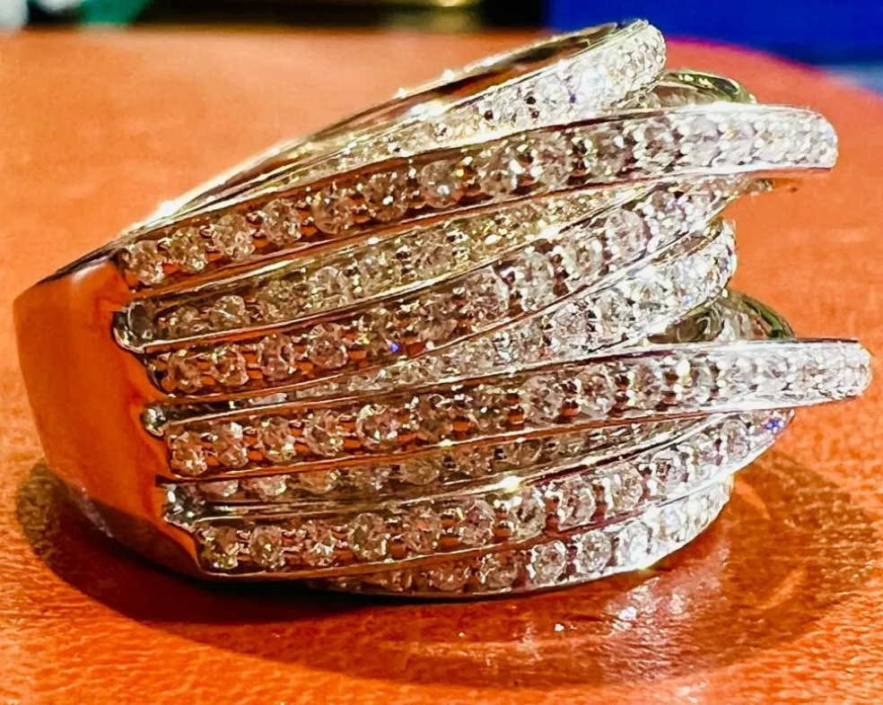 Bague or blanc sertie de diamants en pavage pour 1,73 carats