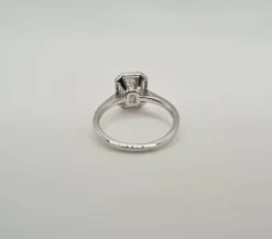 Bague or blanc sertie de diamants baguettes et diamants ronds