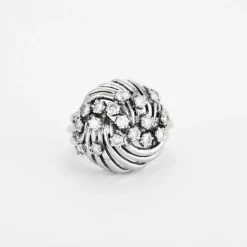 Bague or blanc sertie de diamants naturels