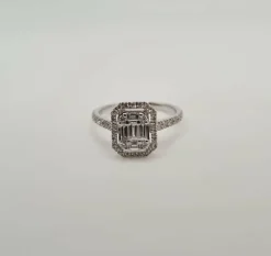 Bague or blanc sertie de diamants baguettes et diamants ronds