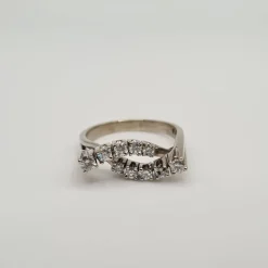 Bague or blanc sertie de diamants naturels