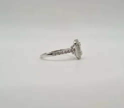 Bague or blanc sertie de diamants baguettes et diamants ronds
