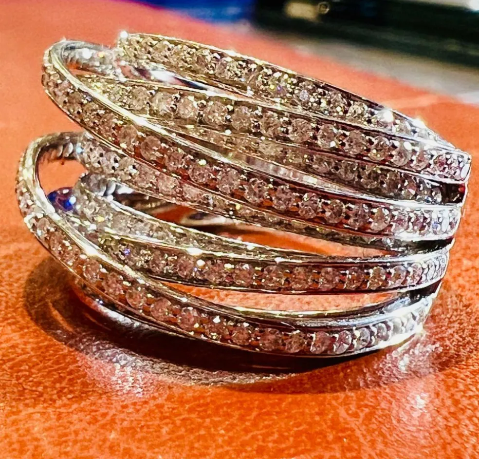 Bague or blanc sertie de diamants en pavage pour 1,73 carats