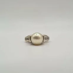 Bague or blanc sertie d’une perle de culture et diamants