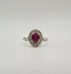 Bague or blanc sertie d’un rubis et diamants anciens