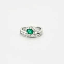 Bague or blanc sertie d’une émeraude poire et diamants