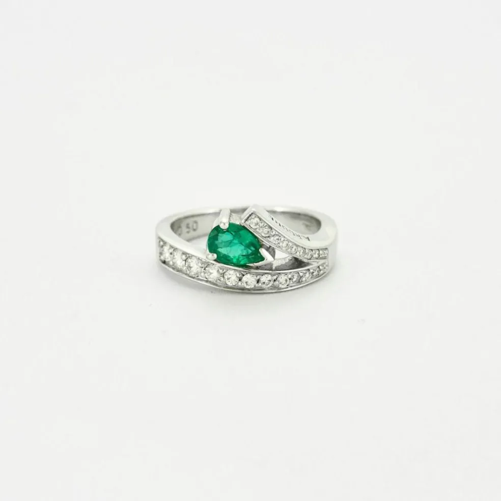 Bague or blanc sertie d’une émeraude poire et diamants