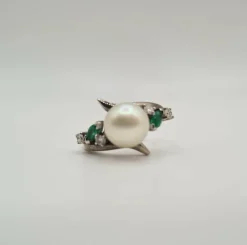 Bague or blanc sertie d’une perle de culture, diamants et émeraudes