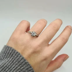 Bague or blanc sertie d'un diamant