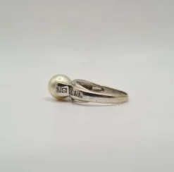 Bague or blanc sertie d’une perle de culture et diamants