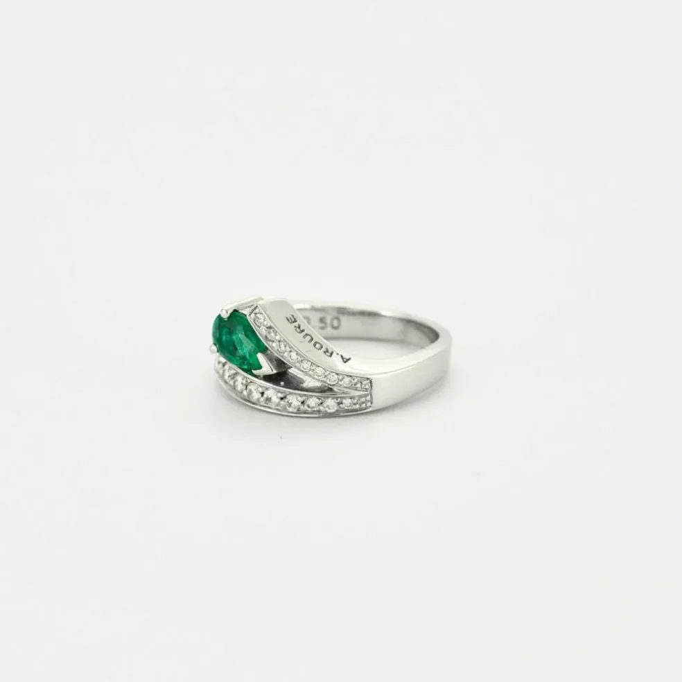 Bague or blanc sertie d’une émeraude poire et diamants