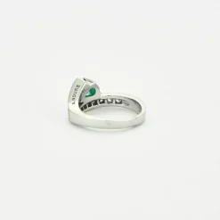 Bague or blanc sertie d’une émeraude poire et diamants