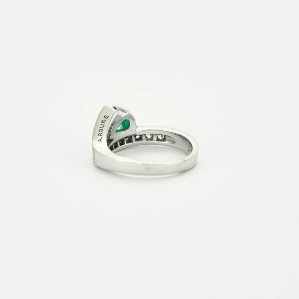 Bague or blanc sertie d’une émeraude poire et diamants