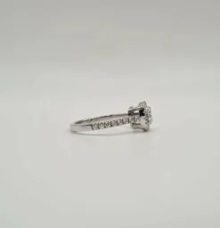 Bague or blanc sertie d'un diamant GIA et diamants naturels