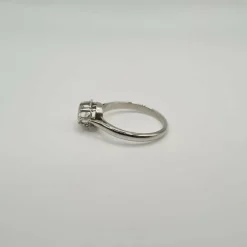 Bague or blanc sertie d'un diamant