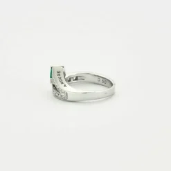 Bague or blanc sertie d’une émeraude poire et diamants